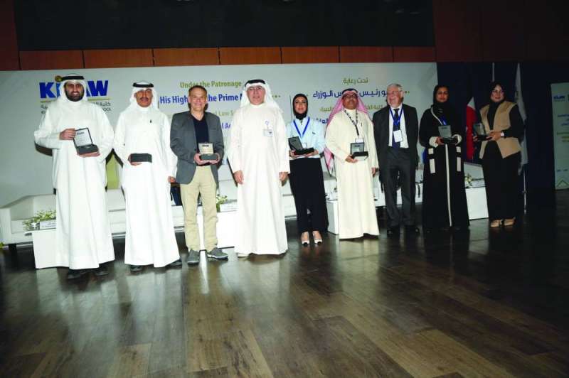 


تكريم مشاركين في المؤتمر 