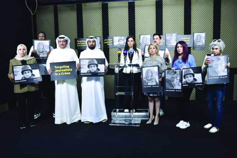 جانب من الوقفة التضامنية لعدد من ممثلي وسائل الاعلام الكويتية	(تصوير سعود سالم) 