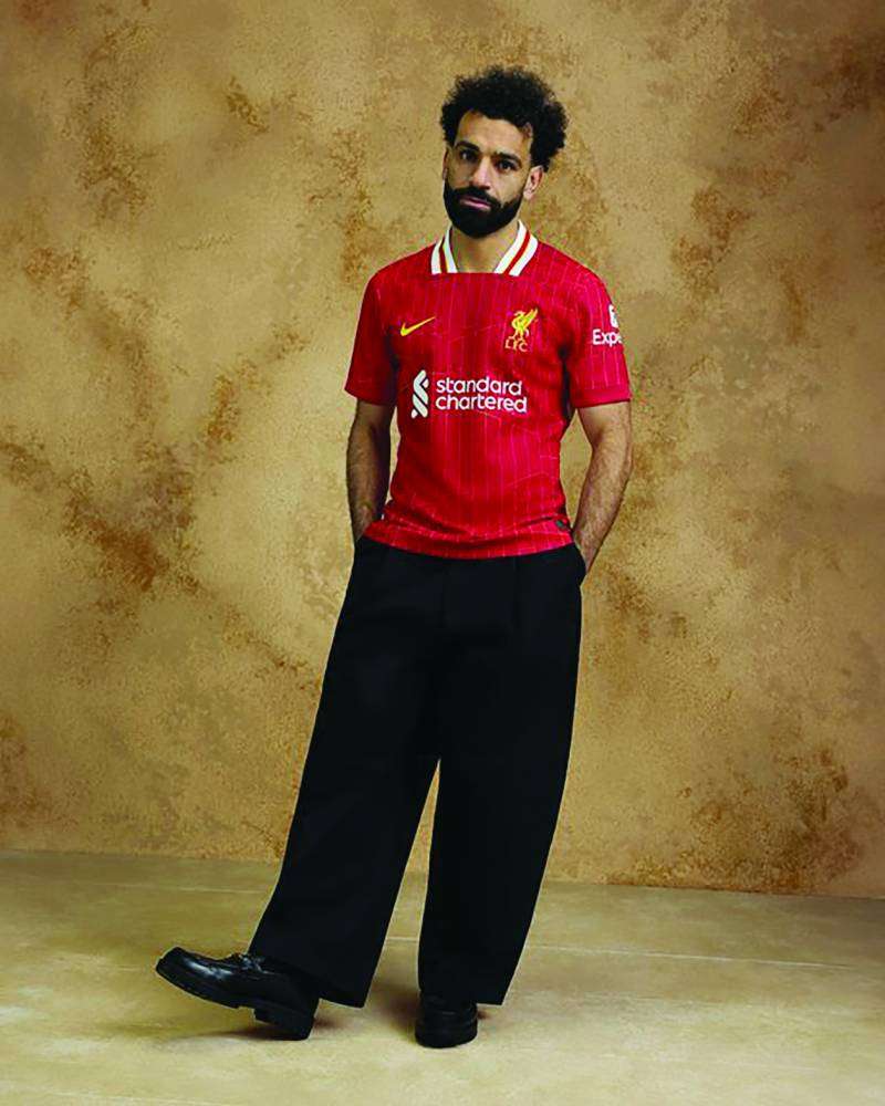 


محمد صلاح مرتدياً قميص ليفربول الجديد 