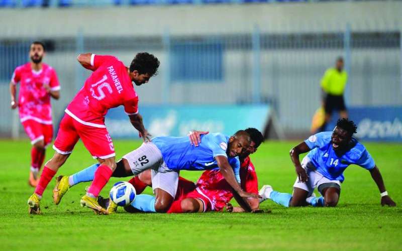 


  صراع على الكرة بين
  لاعبي السالمية والفحيحيل 