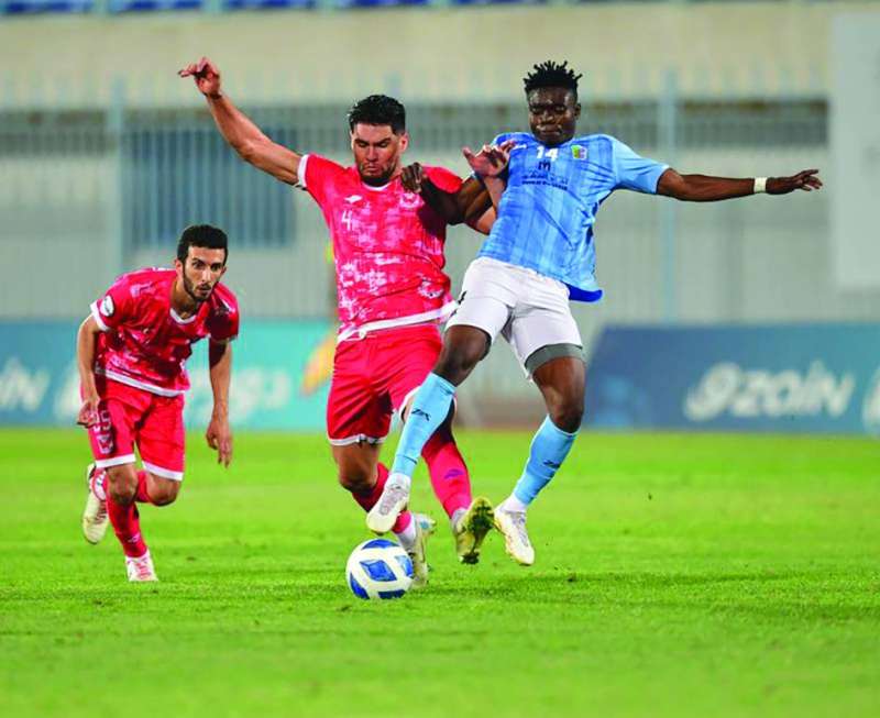 مهاجم السالمية ايساكا يحاول خطف الكرة من أمام مدافعي الفحيحيل