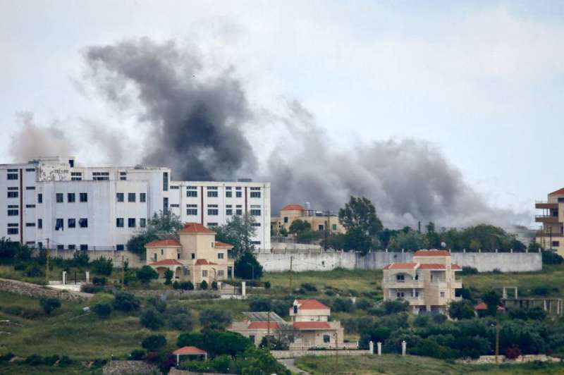 دخان غارة إسرائيلية على قرية طير حرفا جنوب لبنان (أ ف ب)