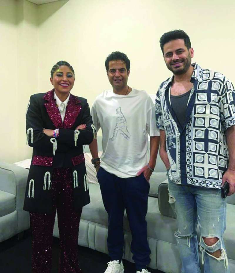 


الزميل حمود العنزي يتوسّط عبدالله بوشهري وشجون 