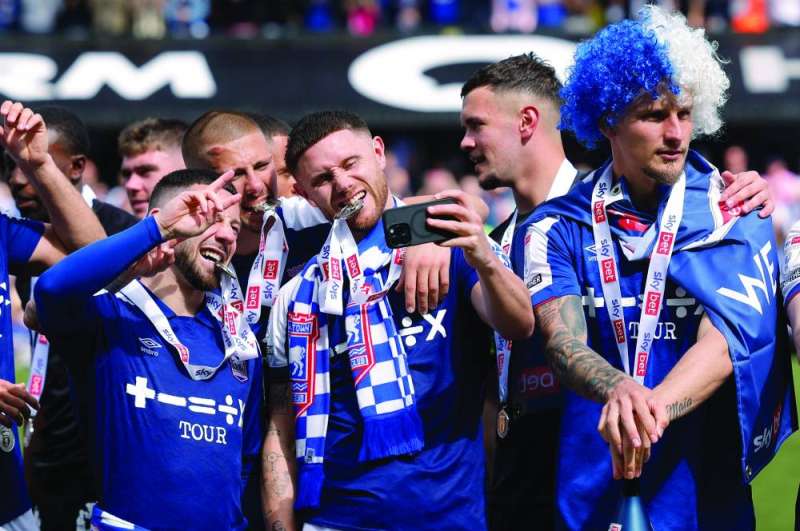 فرحة لاعبي إيبسويتش تاون بالتأهل (رويترز)