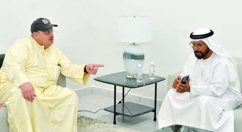 نقاش بين الشامسي والزميل رئيس التحرير حول المستحضرات النباتية