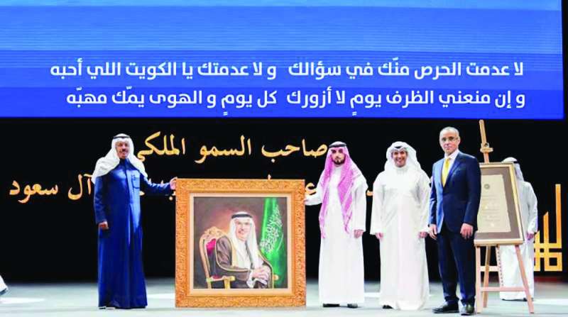 


خلال تكريمه في مهرجان القرين الثقافي 