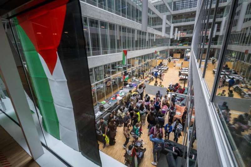 الأعلام الفلسطينية داخل جامعة لوزان تضامناً مع غزة 	 (أ ف ب) 