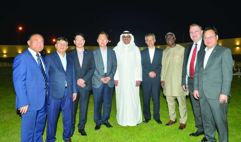 السفير السعودي متوسطاً عدداً من السفراء والديبلوماسيين