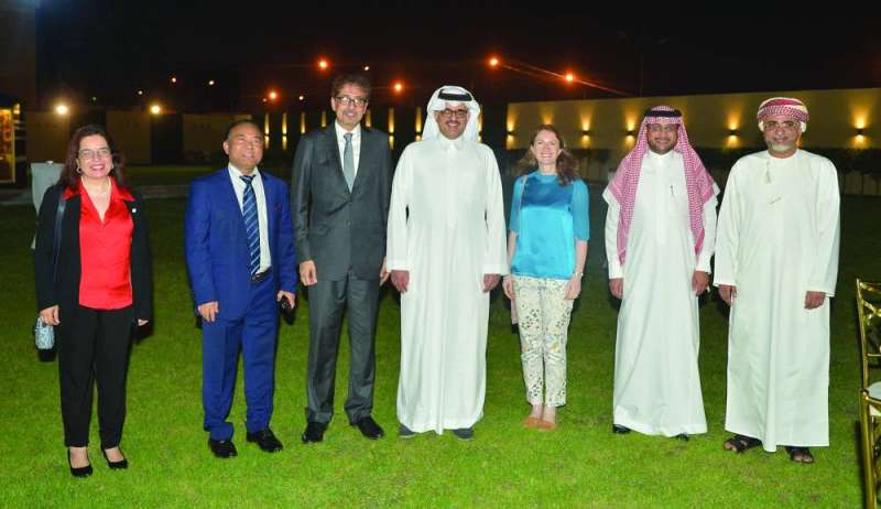 


السفير سلطان بن سعد وعدد من الديبلوماسيين في اليوم الديبلوماسي المفتوح	 (تصوير سعود سالم) 