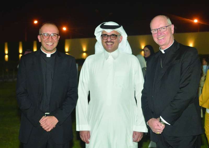 


سفير خادم الحرمين والسفير البابوي وأحد الديبلوماسيين 