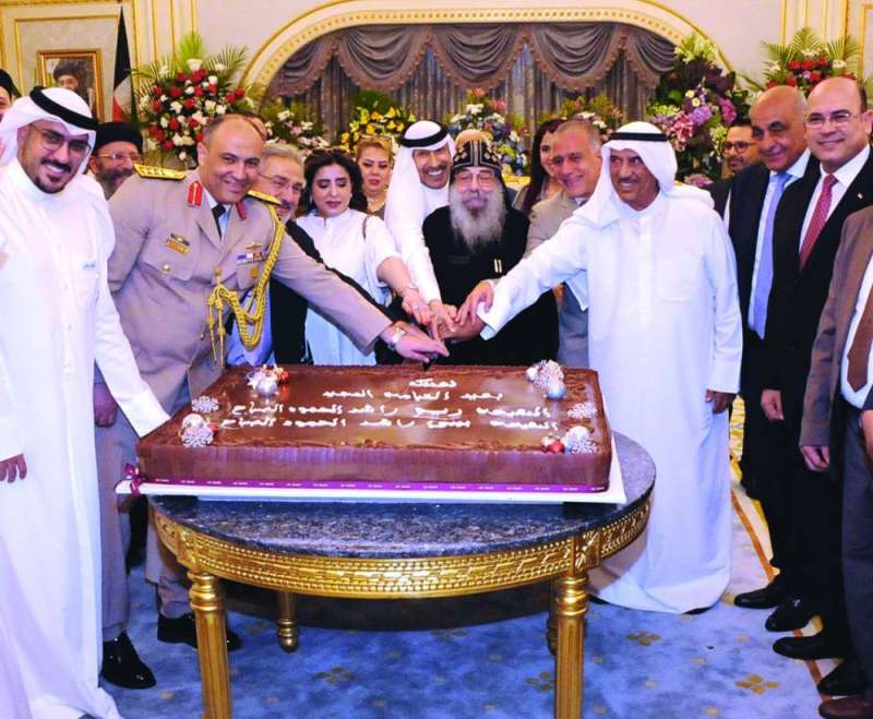 


قطع قالب حلوى الاحتفال بالعيد 