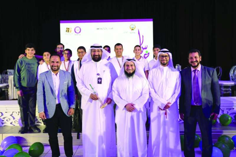 صورة جماعية للقائمين على المشروع مع فريق فائز بإحدى المسابقات