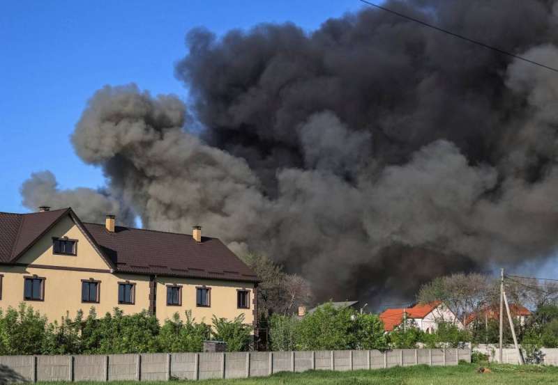تصاعد الدخان جراء هجوم روسي على خاركيف