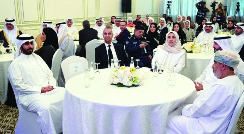 عايدة السالم وعدد من الفائزين بجائزة المعلوماتية خلال الحفل (تصوير نايف العقلة)