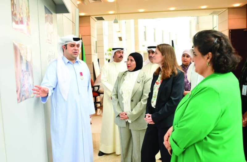 دشتي يشرح مناسبات بعض الصور في المعرض 