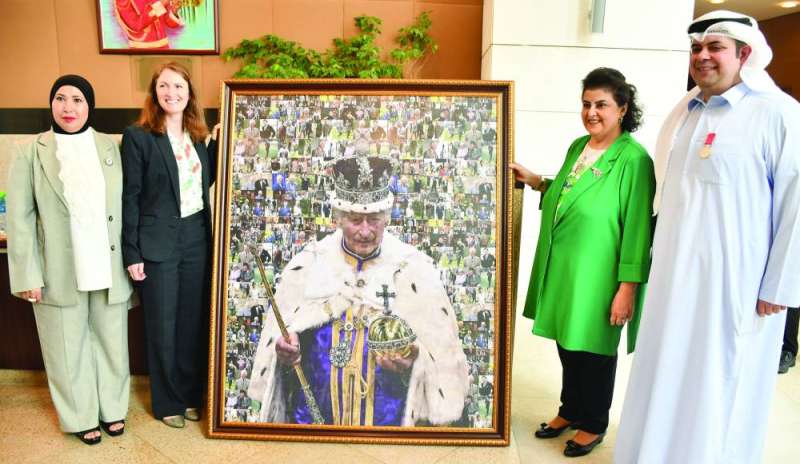 البدر ولويس وبينهما صورة للملك تشارلز 