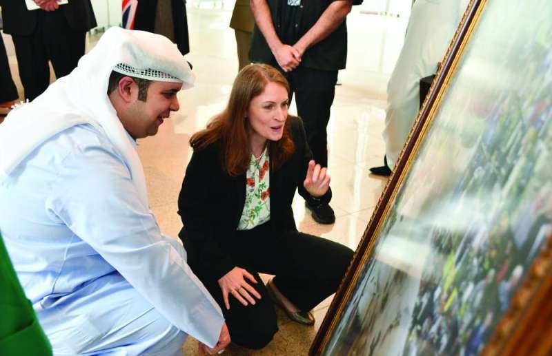 حديث بين دشتي ولويس عن صورة في المعرض 