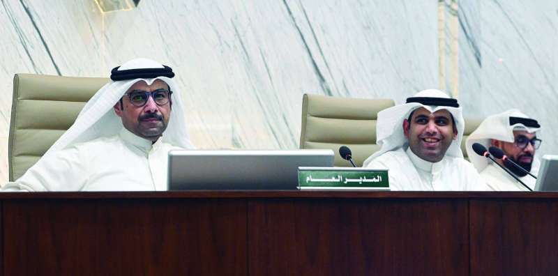 المحري مترئساً الجلسة وإلى جانبه مدير البلدية 	(تصوير نايف العقلة) 