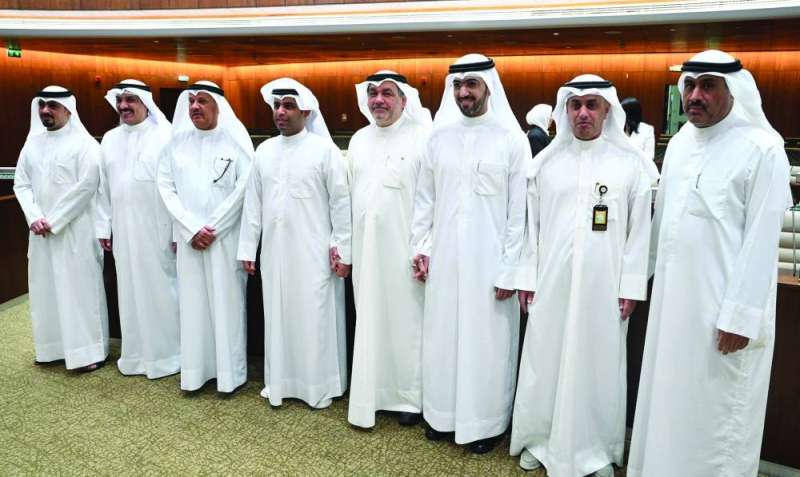 


عبدالله المحري متوسطاً قيادات البلدية 