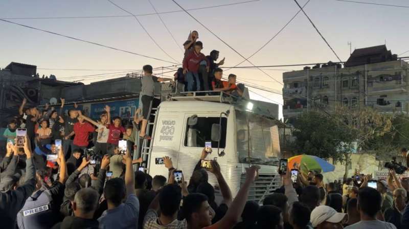 احتفالات في رفح بعد إعلان موافقة «حماس» على المقترح المصري مساء أمس (رويترز)

