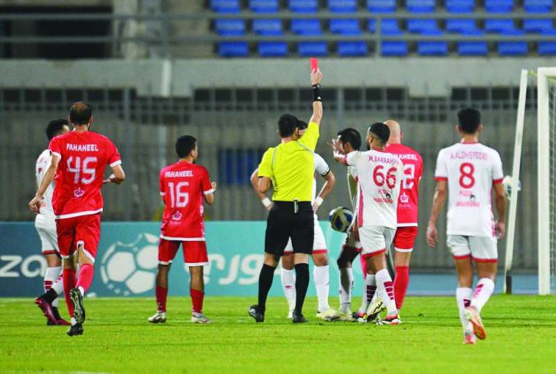 


عبدالله جمالي يشهر البطاقة الحمراء الأولى
لمدافع «الكويت» محمد فريح 