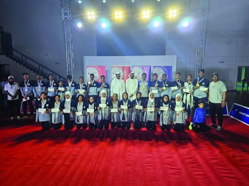 


المكرمون على منصة التتويج 