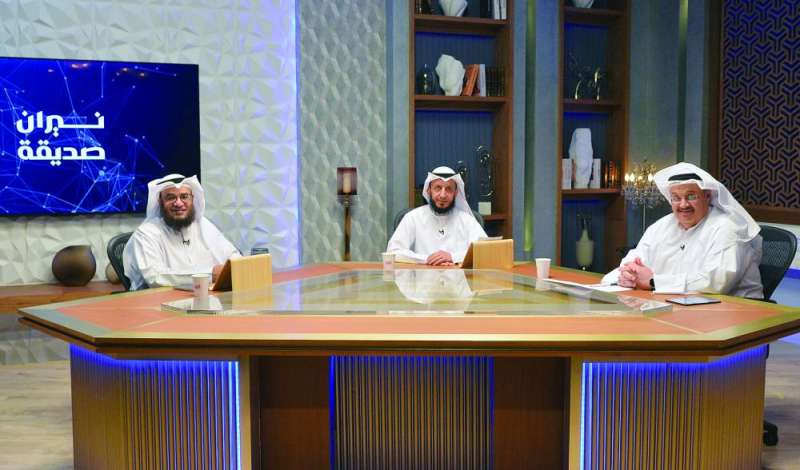 
المسعود متوسطاً الزميل وليد الجاسم والدكتور عبدالرزاق الشايجي في برنامج «نيران صديقة» 	(تصوير سعود سالم) 