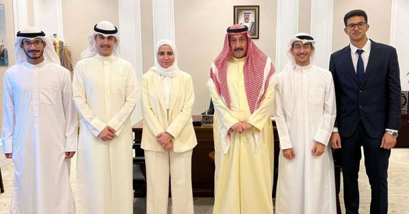 الحمود متوسطا الفريق الفائز بمسابقة «VEX» للروبوتات