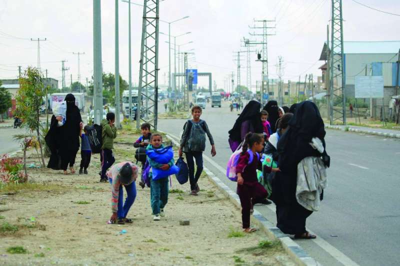 فلسطينيون نازحون يغادرون رفح إلى وسط غزة (أ ف ب)