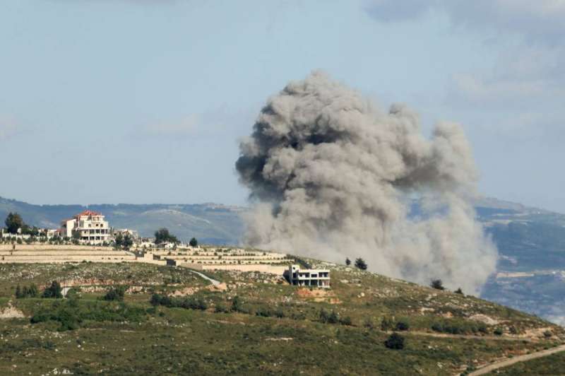 دخان غارة جوية إسرائيلية على قرية الخيام جنوب لبنان أمس (أ ف ب)