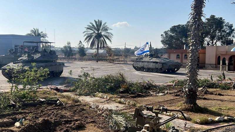 دبابات إسرائيلية عند الجانب الفلسطيني من معبر رفح (رويترز)