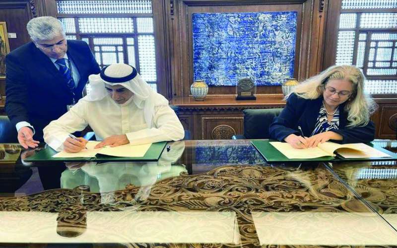 مدير الصندوق بدر السعد يوقع الاتفاقية مع ممثلة البرنامج 