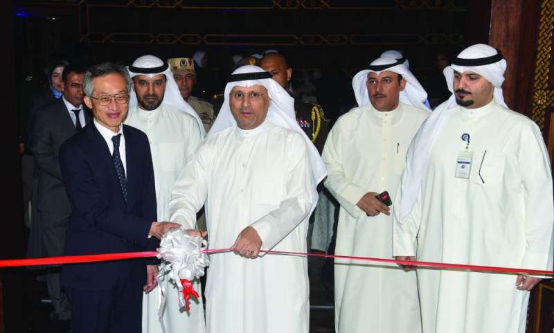 قص شريط افتتاح المؤتمر 