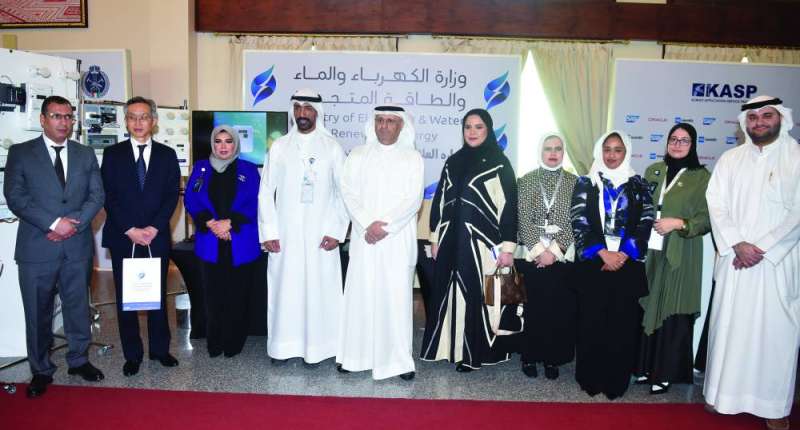 عدد من المشاركين في لقطة جماعية 