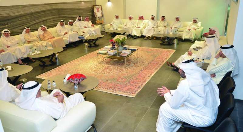 ديوان «سهر والمعطش» في الجلسة الحوارية (تصوير سعود سالم) 