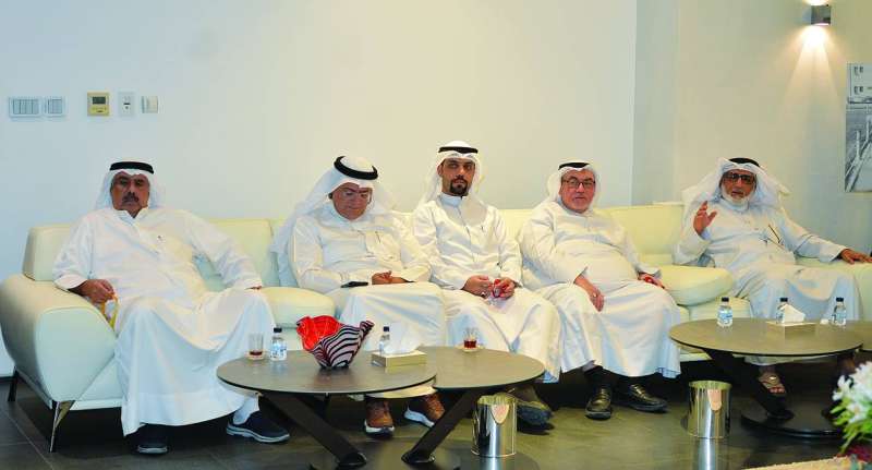 سهر والهاجري وعدد من الحاضرين في الديوانية 