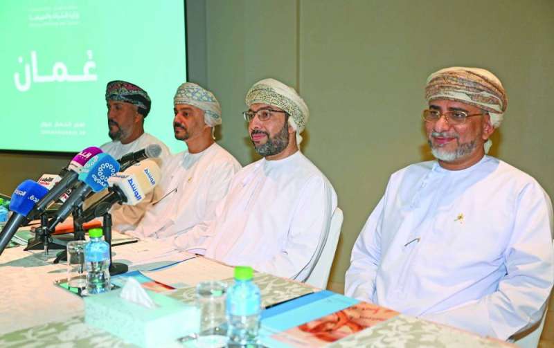  الخروصي متوسطاً شهاب الرواس وممثلي محافظة ظفار (تصوير نايف العقلة)