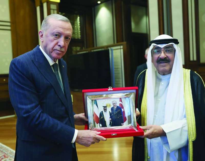 سمو الأمير والرئيس أردوغان وصورة بتوقيع مشترك 