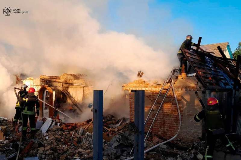 دخان قصف صاروخي روسي على كييف أمس (أ ف ب)