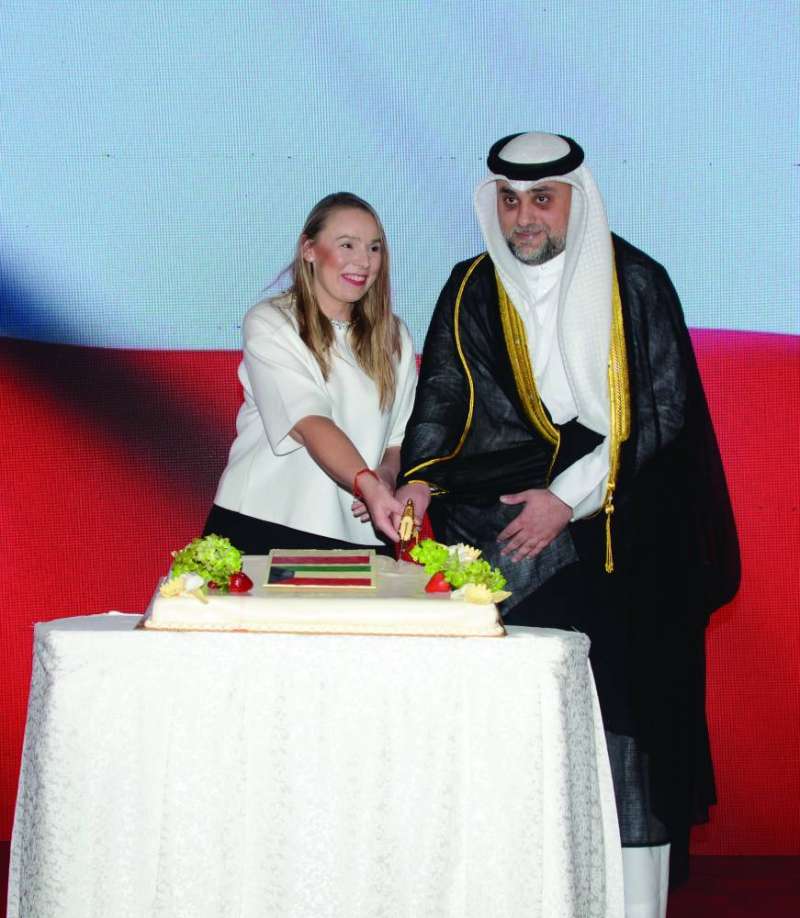 القائم بالأعمال البولندي تتشارك وحياتي قص قالب حلوى الاحتفال