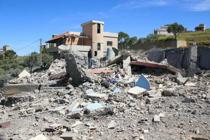 لبناني يتفقد منزله المدمر في غارة إسرائيلية على قرية كفرحمام   (أ ف ب)