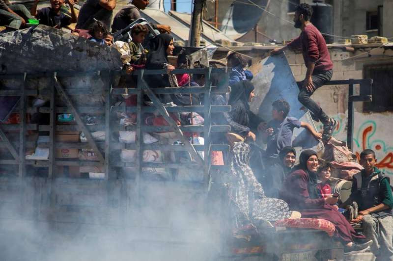 فلسطينيون يفرون من رفح على متن شاحنة أمس	 (رويترز) 