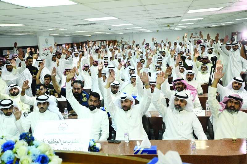 


أعضاء الجمعية العمومية يصوتون لتفويض مجلس الإدارة	 (تصوير نايف العقلة) 