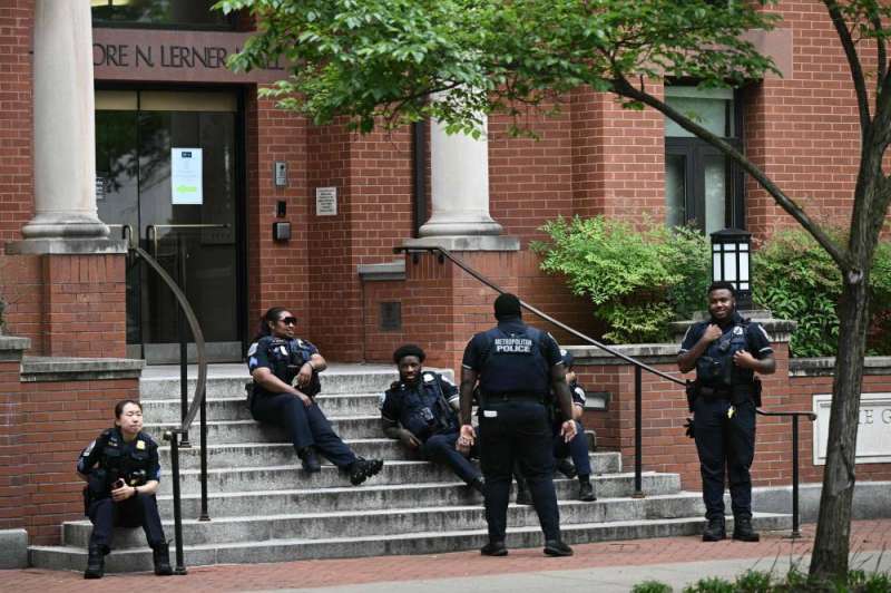 ضباط شرطة في حرم جامعة جورج واشنطن 