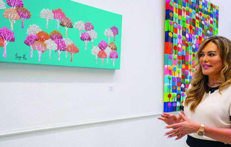 


لينا حجازي تشرح للجمهور رسالة إحدى لوحاتها 