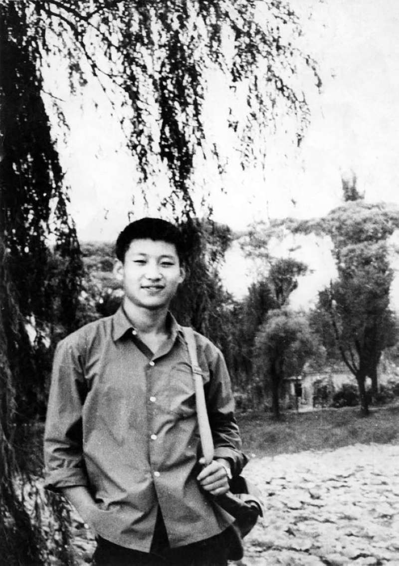 صورة أرشيفية التقطت في عام 1972 لشي جين بينغ الذي كان آنذاك «شابا متعلما» في الريف أثناء عودته إلى بكين لزيارة أقاربه (شينخوا) 