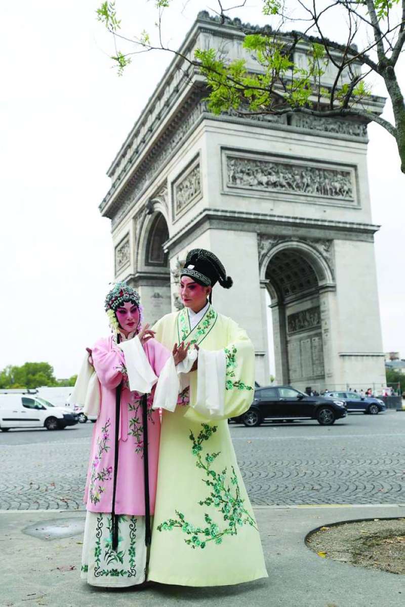 اثنان من المؤدين لأوبرا كونتشيوي وهو شكل تقليدي من أشكال الفنون المسرحية الصينية يقدمان عرضا على طريقة الـ«فلاش موب» بالقرب من قوس النصر في باريس بفرنسا 13 سبتمبر 2023 (شينخوا) 