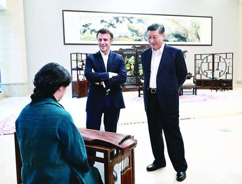 الرئيس الصيني شي جين بينغ والرئيس الفرنسي إيمانويل ماكرون يستمعان إلى عزف على آلة تشين لمقطوعة «الجبال العالية والمياه المتدفقة» في قاعة باييون بحديقة الصنوبر في مدينة قوانغتشو، حاضرة مقاطعة قوانغدونغ جنوبي الصين، 7 أبريل 2023. (شينخوا) 