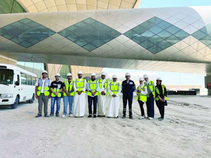 فريق الكهرباء لدى تفقده مواقع تركيب الألواح الشمسية في المطار 