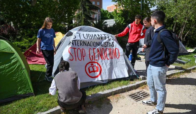 الطلاب يقيمون معسكرًا للاحتجاج في جامعة كومبلوتنسي بمدريد